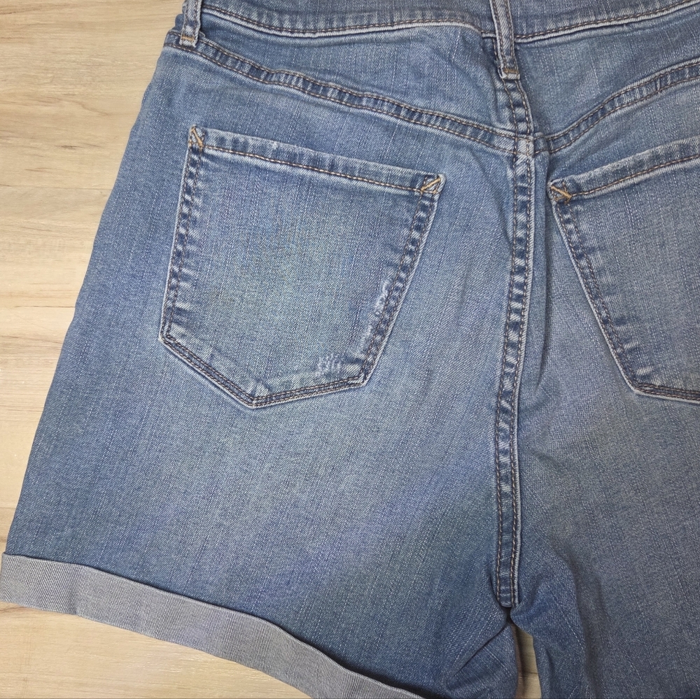 A.n.a. Women's Blue Denim Roll-Cuff Shorts 5" inseam Size 6 - Picture 2 of 7